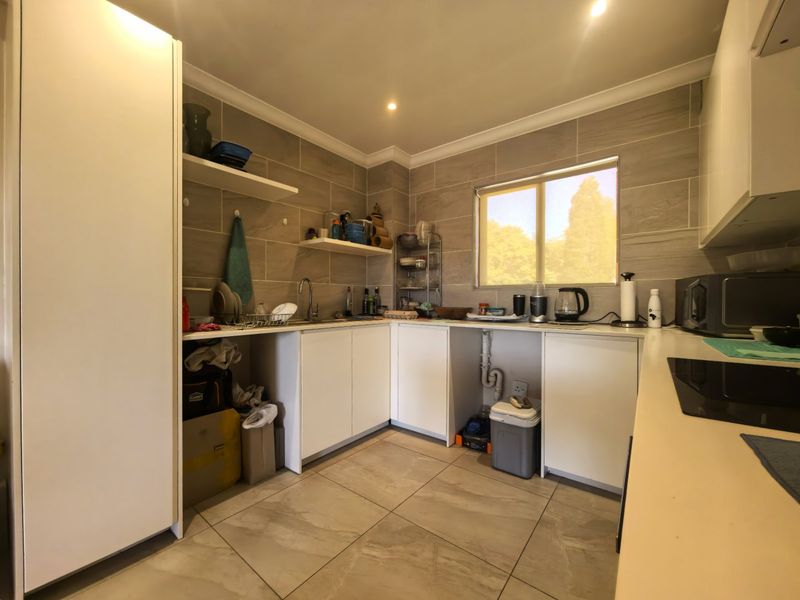 2 Bedroom 2 Bathroom Corner Apartment - Photo 4