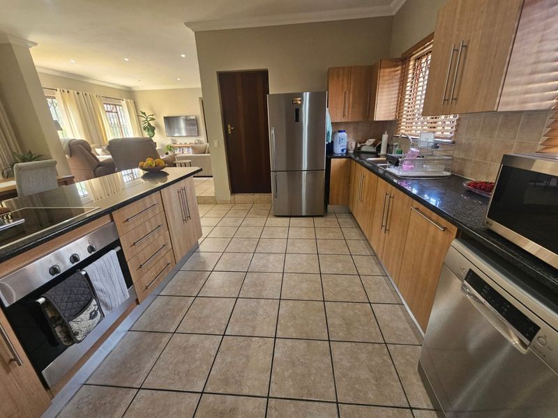 Pristine North-Facing Family Home. - Photo 7
