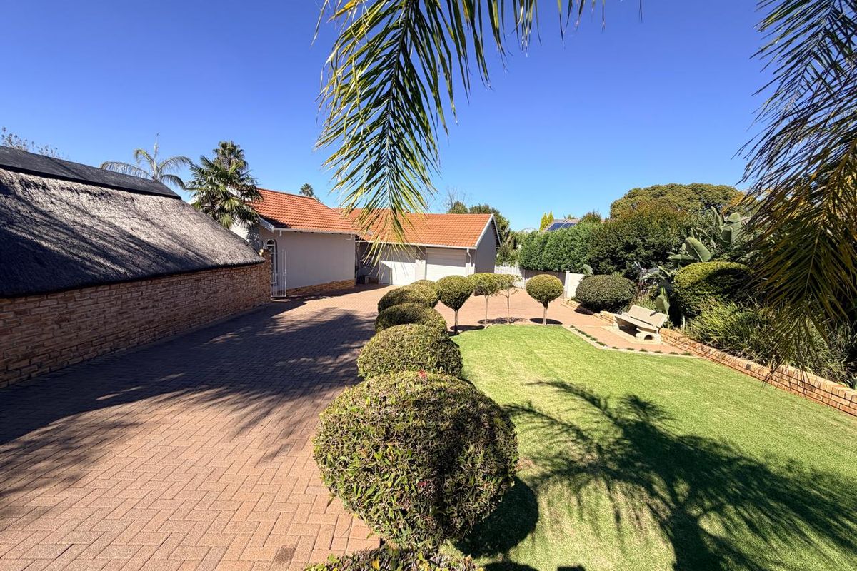 Prime Wilkoppies Family Home with Pool and Garden - Photo 2