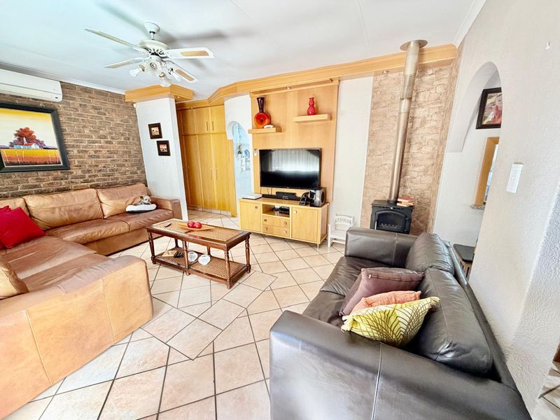 Prime Wilkoppies Family Home with Pool and Garden - Photo 9