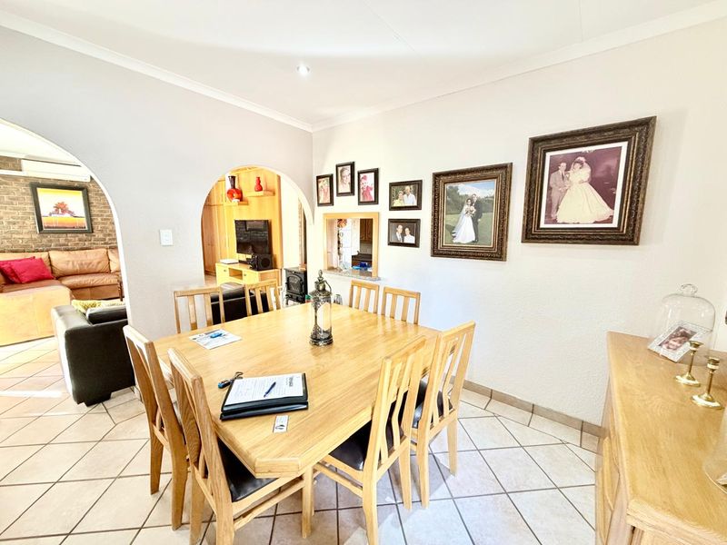 Prime Wilkoppies Family Home with Pool and Garden - Photo 5
