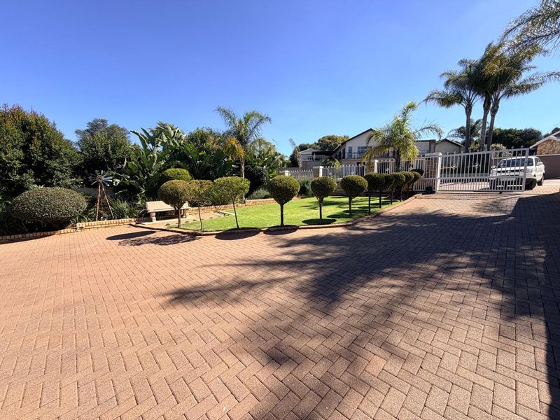 Prime Wilkoppies Family Home with Pool and Garden - Photo 2