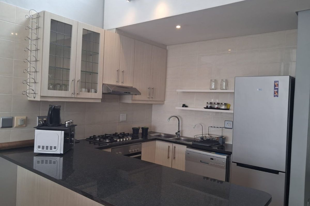 Stunning Spacious Apartment! - Photo 5