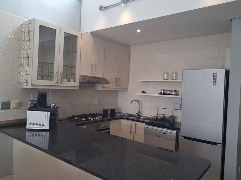 Stunning Spacious Apartment! - Photo 5