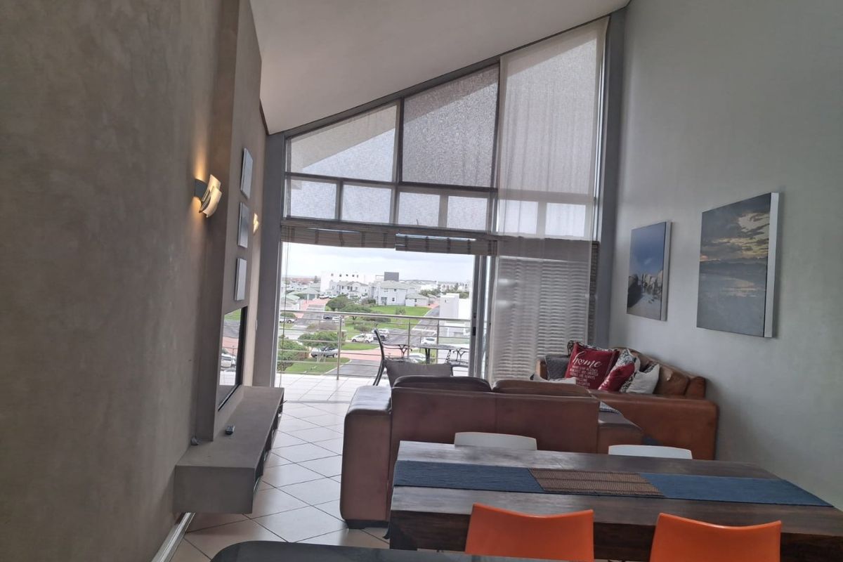 Stunning Spacious Apartment! - Photo 2