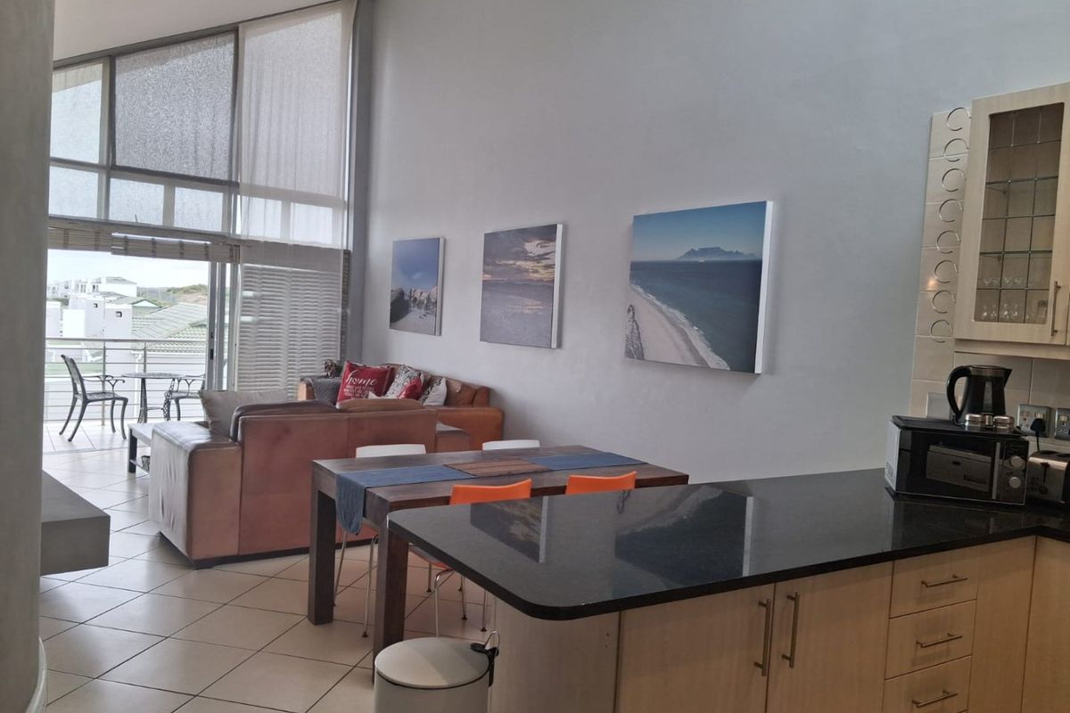 Stunning Spacious Apartment! - Photo 3