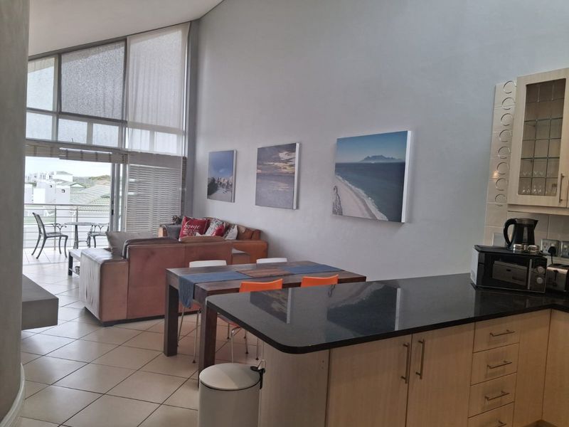 Stunning Spacious Apartment! - Photo 3