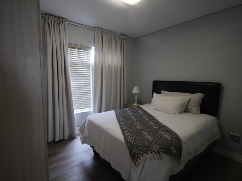 Stunning Spacious Apartment! - Photo 10
