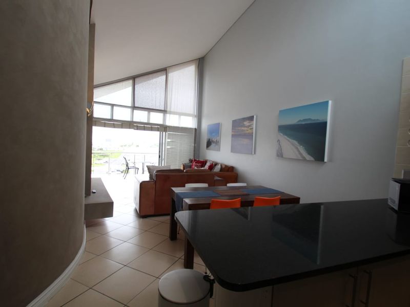 Stunning Spacious Apartment! - Photo 9