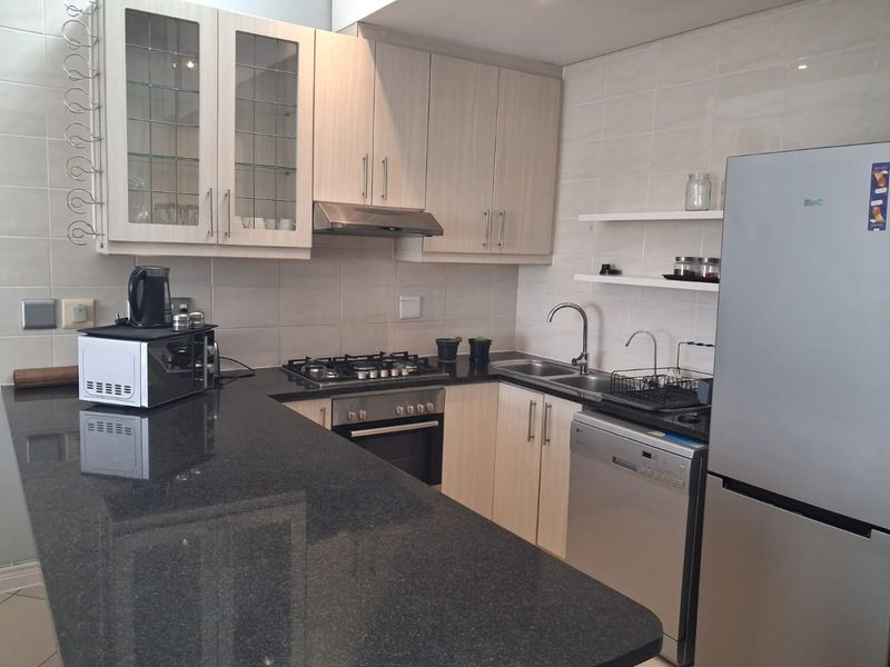 Stunning Spacious Apartment! - Photo 6