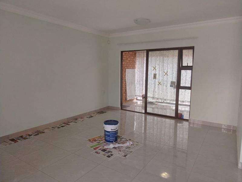 LARGE GARDEN FLAT... MODERN SPACIOUS TWO BEDROOM, TWO BATHROOM  - Photo 4