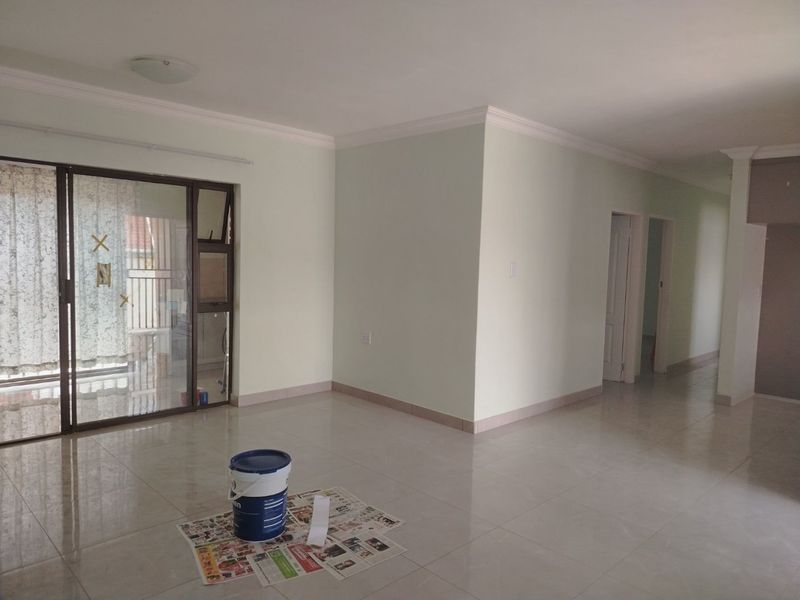 LARGE GARDEN FLAT... MODERN SPACIOUS TWO BEDROOM, TWO BATHROOM  - Photo 3