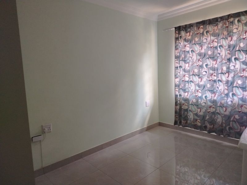 LARGE GARDEN FLAT... MODERN SPACIOUS TWO BEDROOM, TWO BATHROOM  - Photo 10