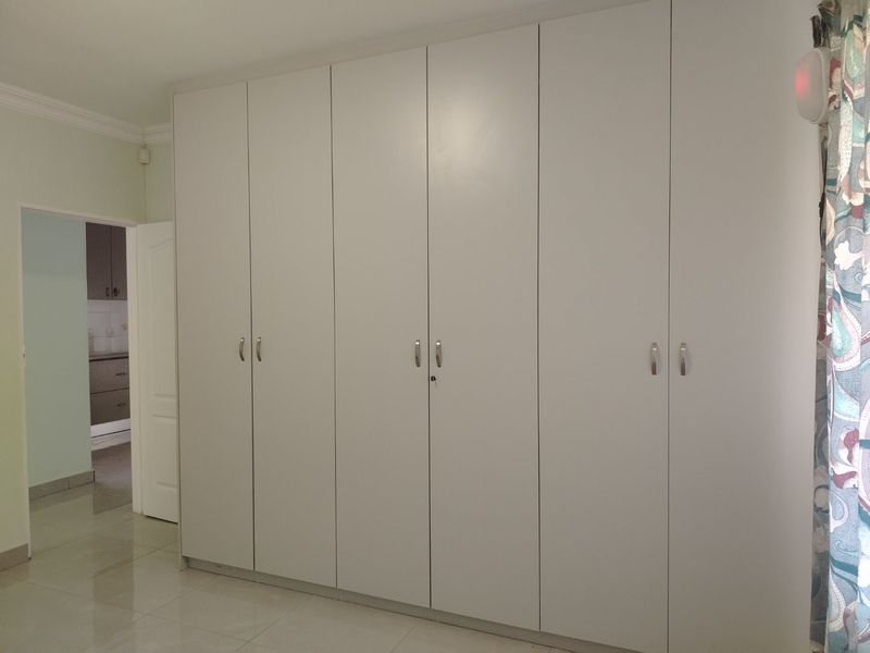 LARGE GARDEN FLAT... MODERN SPACIOUS TWO BEDROOM, TWO BATHROOM  - Photo 9