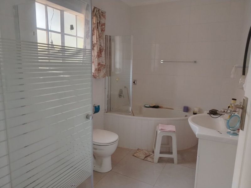 LARGE GARDEN FLAT... MODERN SPACIOUS TWO BEDROOM, TWO BATHROOM  - Photo 8