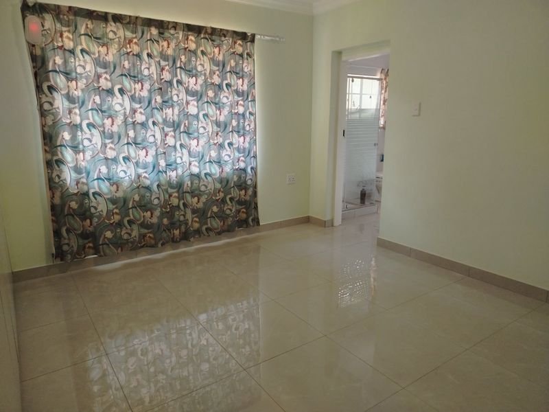 LARGE GARDEN FLAT... MODERN SPACIOUS TWO BEDROOM, TWO BATHROOM  - Photo 7