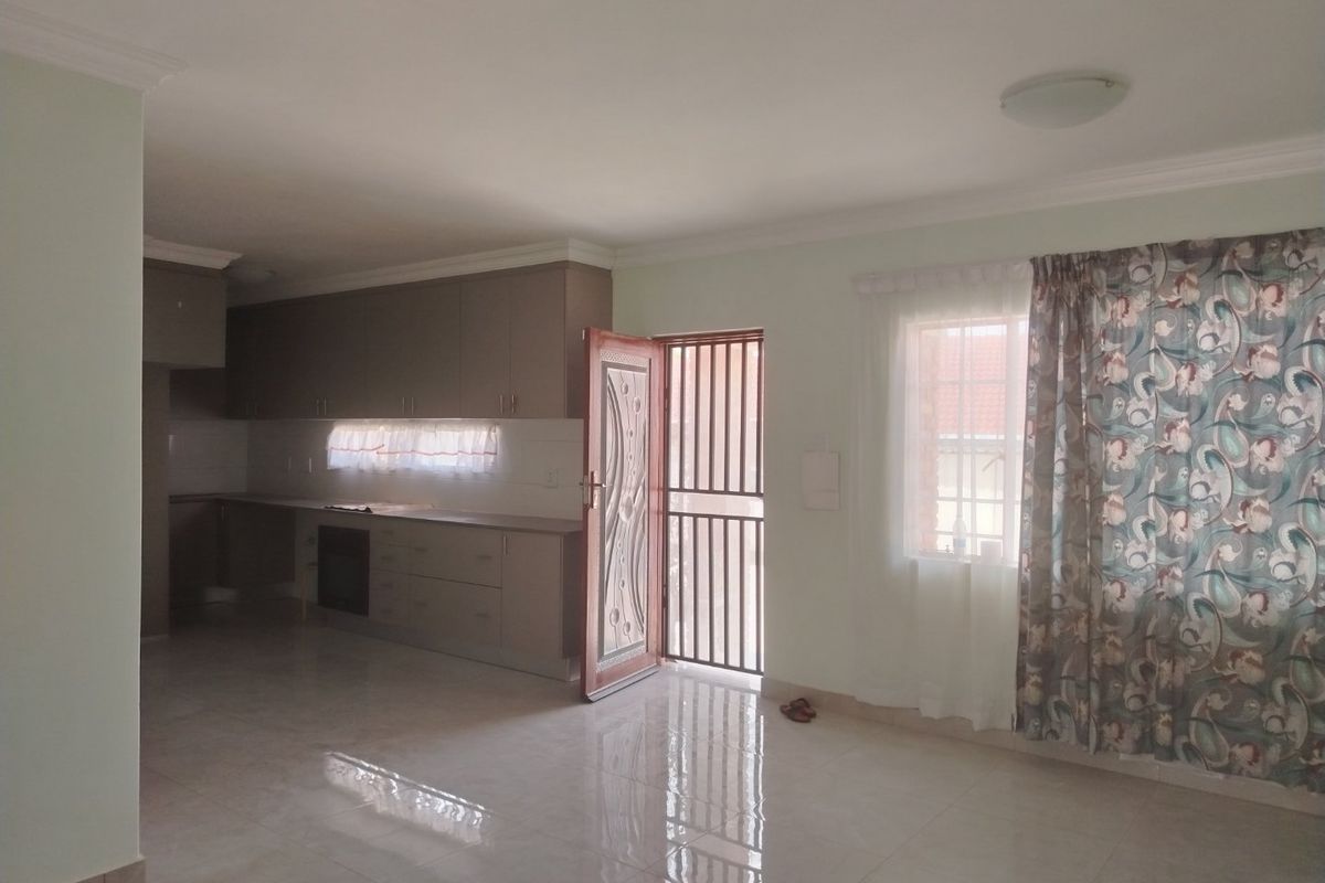 LARGE GARDEN FLAT... MODERN SPACIOUS TWO BEDROOM, TWO BATHROOM  - Photo 2