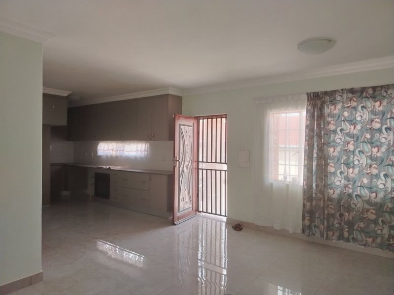 LARGE GARDEN FLAT... MODERN SPACIOUS TWO BEDROOM, TWO BATHROOM  - Photo 2