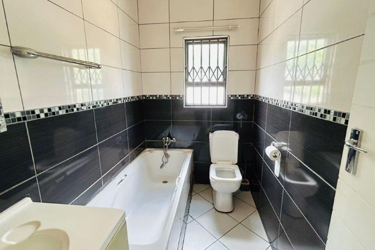 Spacious Capital Park Home Consisting of 4 Homes &  Flatlets  - Photo 4