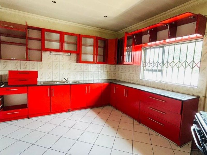 Spacious Capital Park Home Consisting of 4 Homes &  Flatlets  - Photo 3