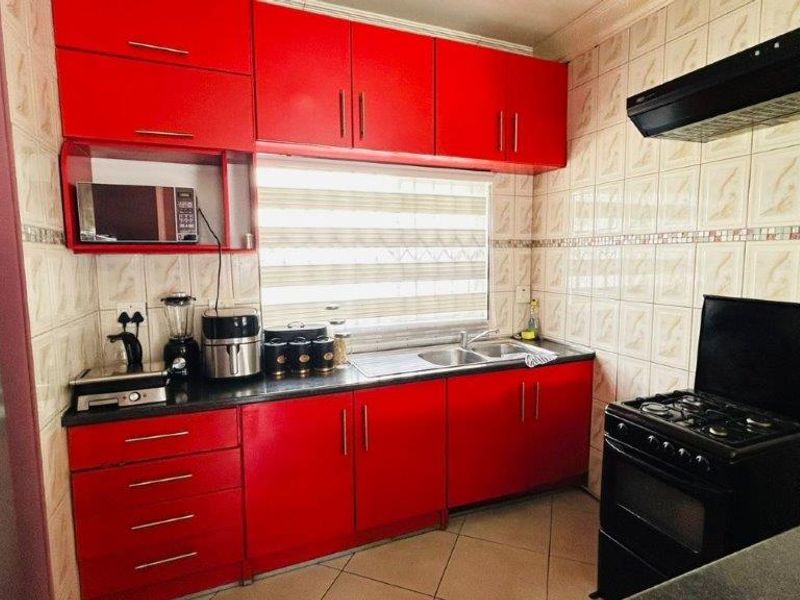 Spacious Capital Park Home Consisting of 4 Homes &  Flatlets  - Photo 5