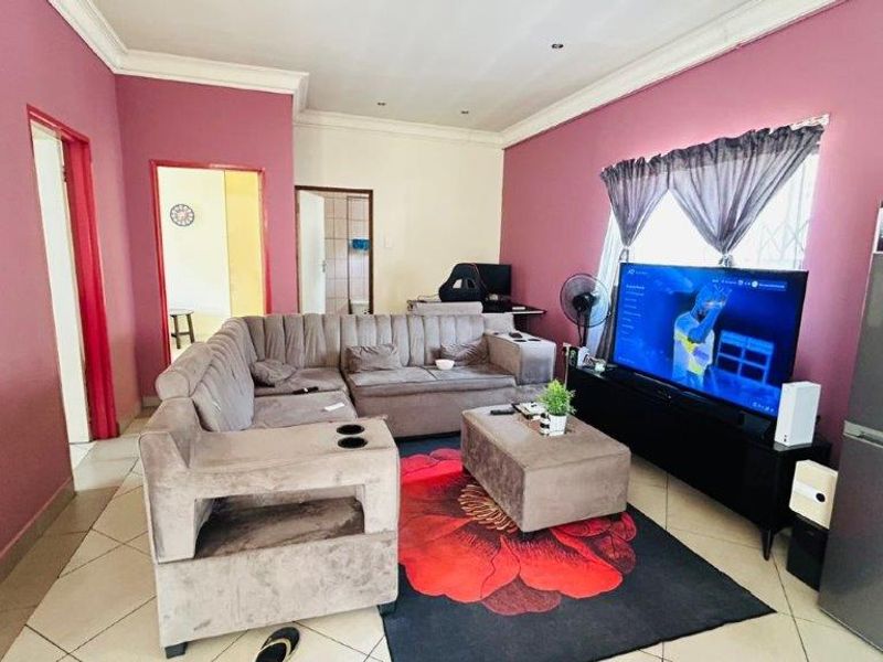 Spacious Capital Park Home Consisting of 4 Homes &  Flatlets  - Photo 2