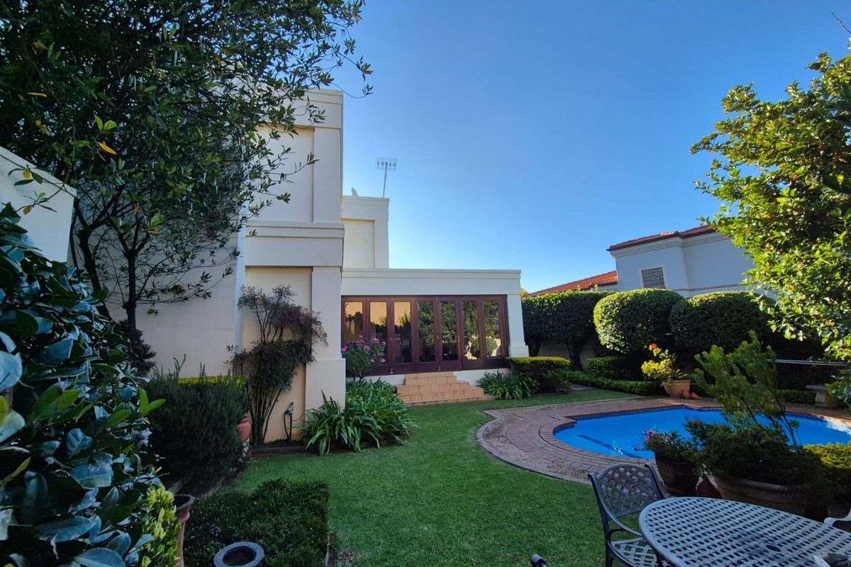 Elegant French-Inspired Family Residence in Prestigious Woodhill Golf Estate - Photo 5
