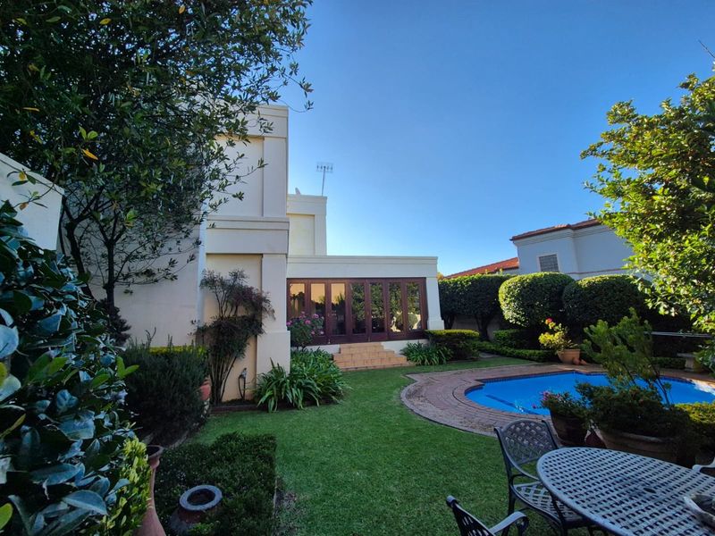 Elegant French-Inspired Family Residence in Prestigious Woodhill Golf Estate - Photo 5