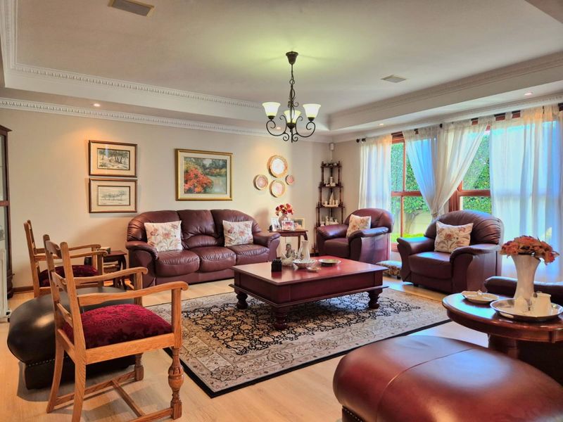 Elegant French-Inspired Family Residence in Prestigious Woodhill Golf Estate - Photo 10