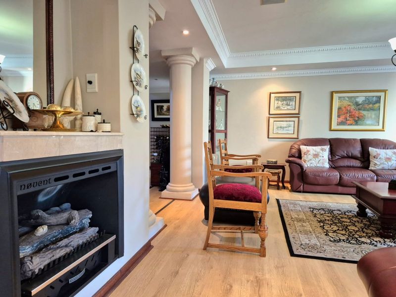 Elegant French-Inspired Family Residence in Prestigious Woodhill Golf Estate - Photo 9