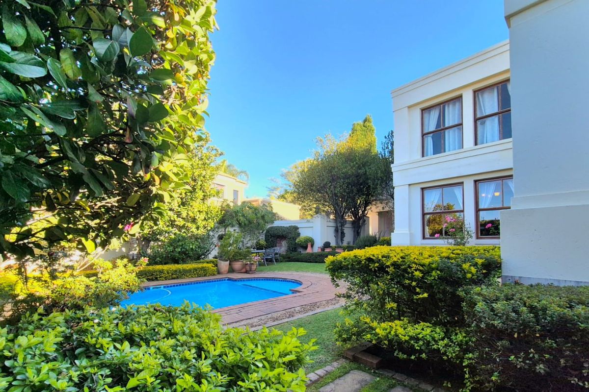 Elegant French-Inspired Family Residence in Prestigious Woodhill Golf Estate - Photo 3