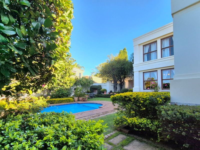 Elegant French-Inspired Family Residence in Prestigious Woodhill Golf Estate - Photo 3