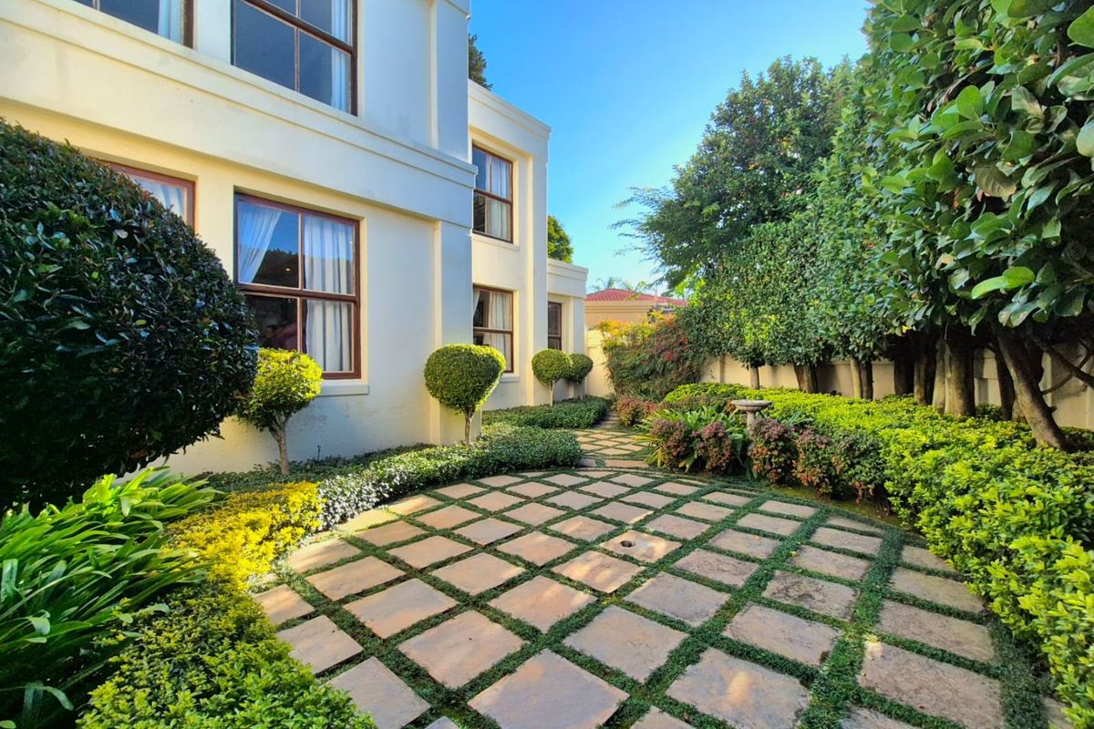 Elegant French-Inspired Family Residence in Prestigious Woodhill Golf Estate - Photo 2