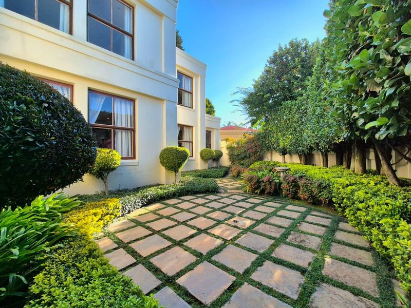 Elegant French-Inspired Family Residence in Prestigious Woodhill Golf Estate - Photo 2