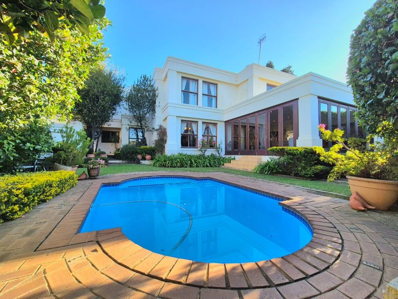 Elegant French-Inspired Family Residence in Prestigious Woodhill Golf Estate - Photo 2