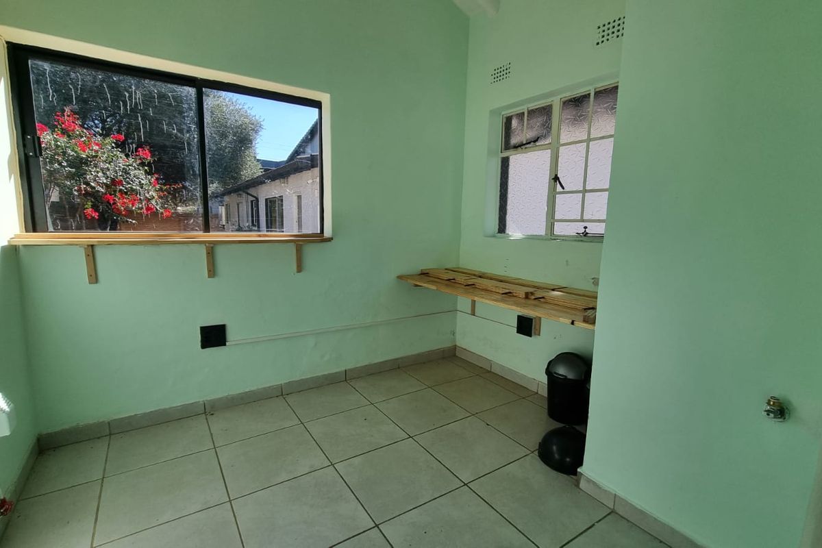 Small office for rent - Photo 3