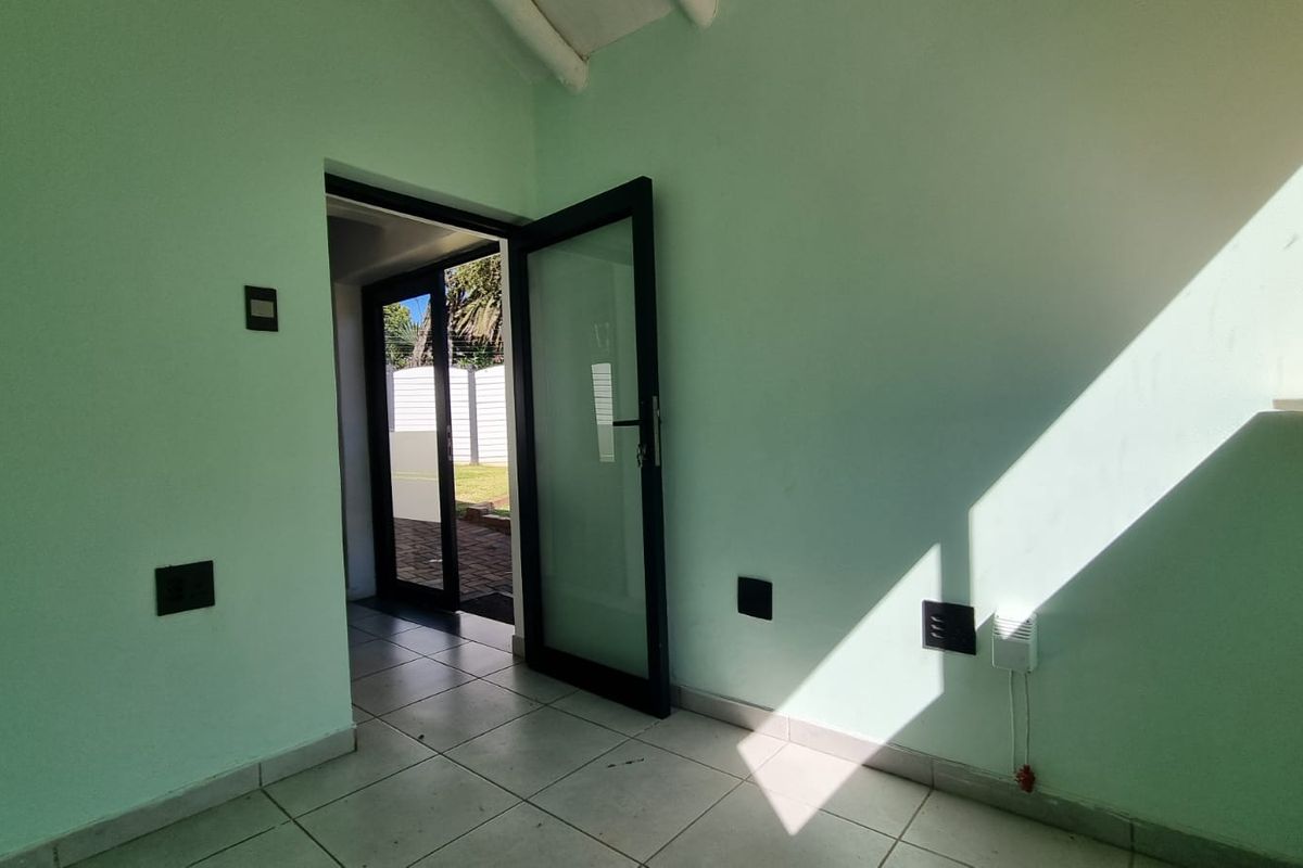 Small office for rent - Photo 4