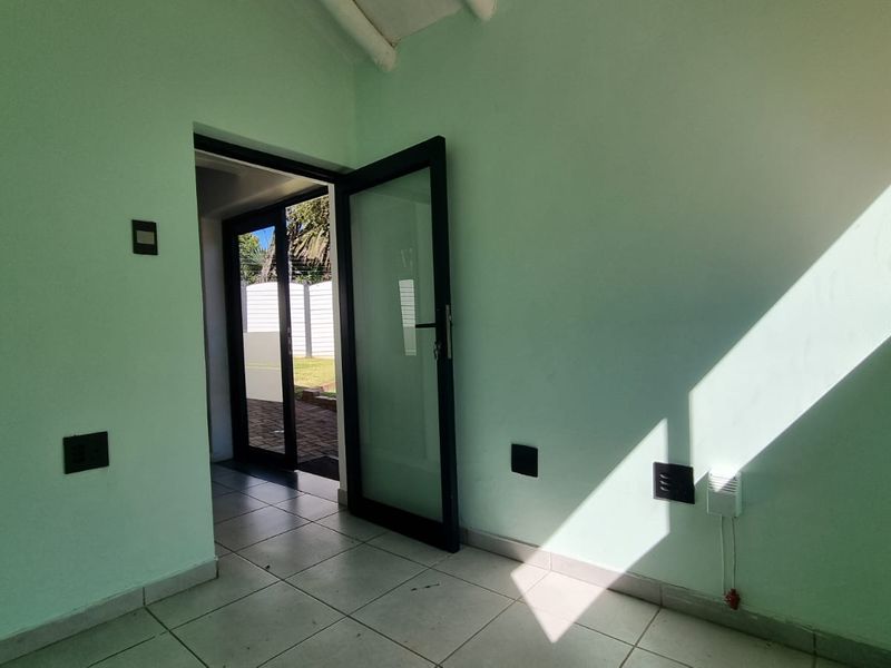 Small office for rent - Photo 4