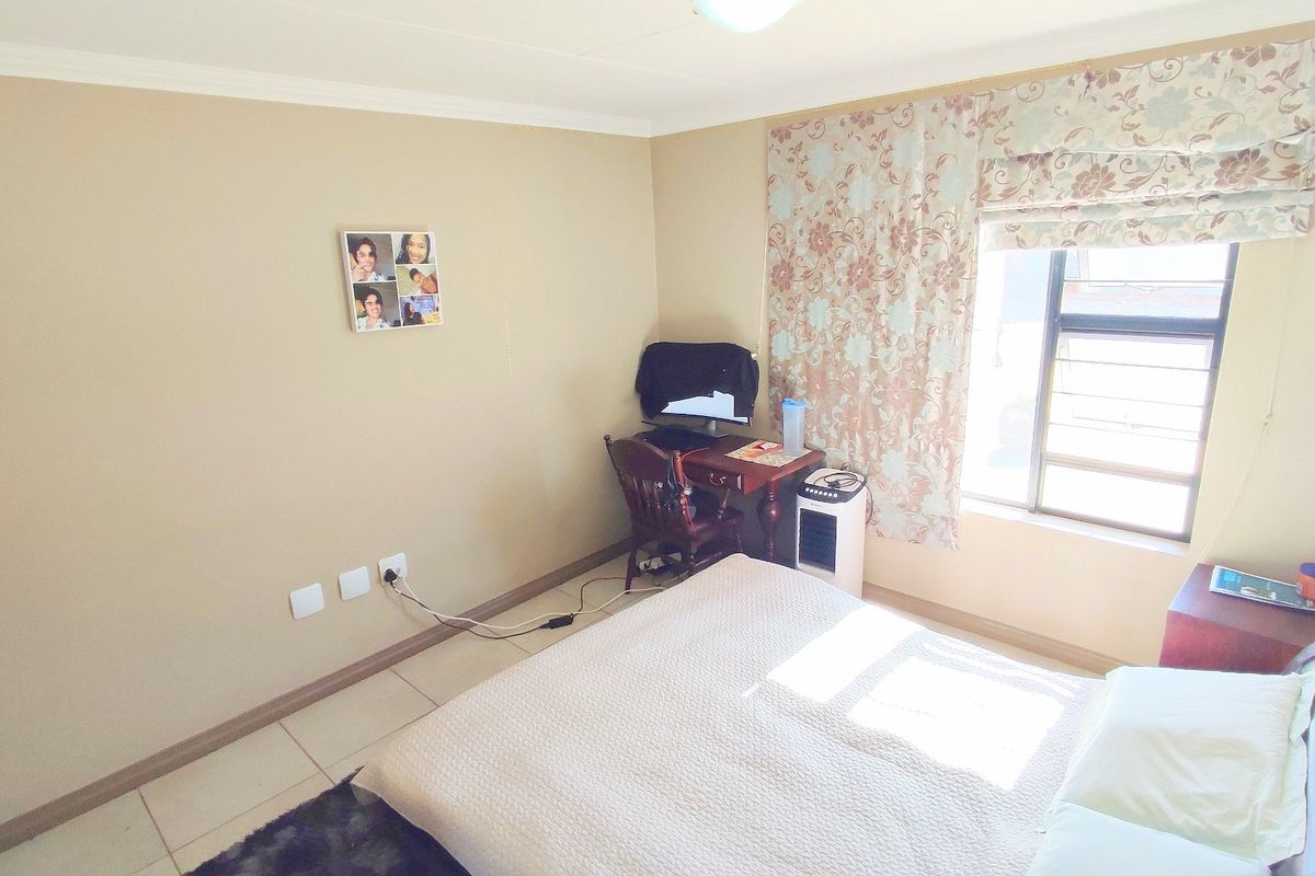 Beautiful 3 Bedroom Family Home in The Hudson @ Amberfield City - Photo 5