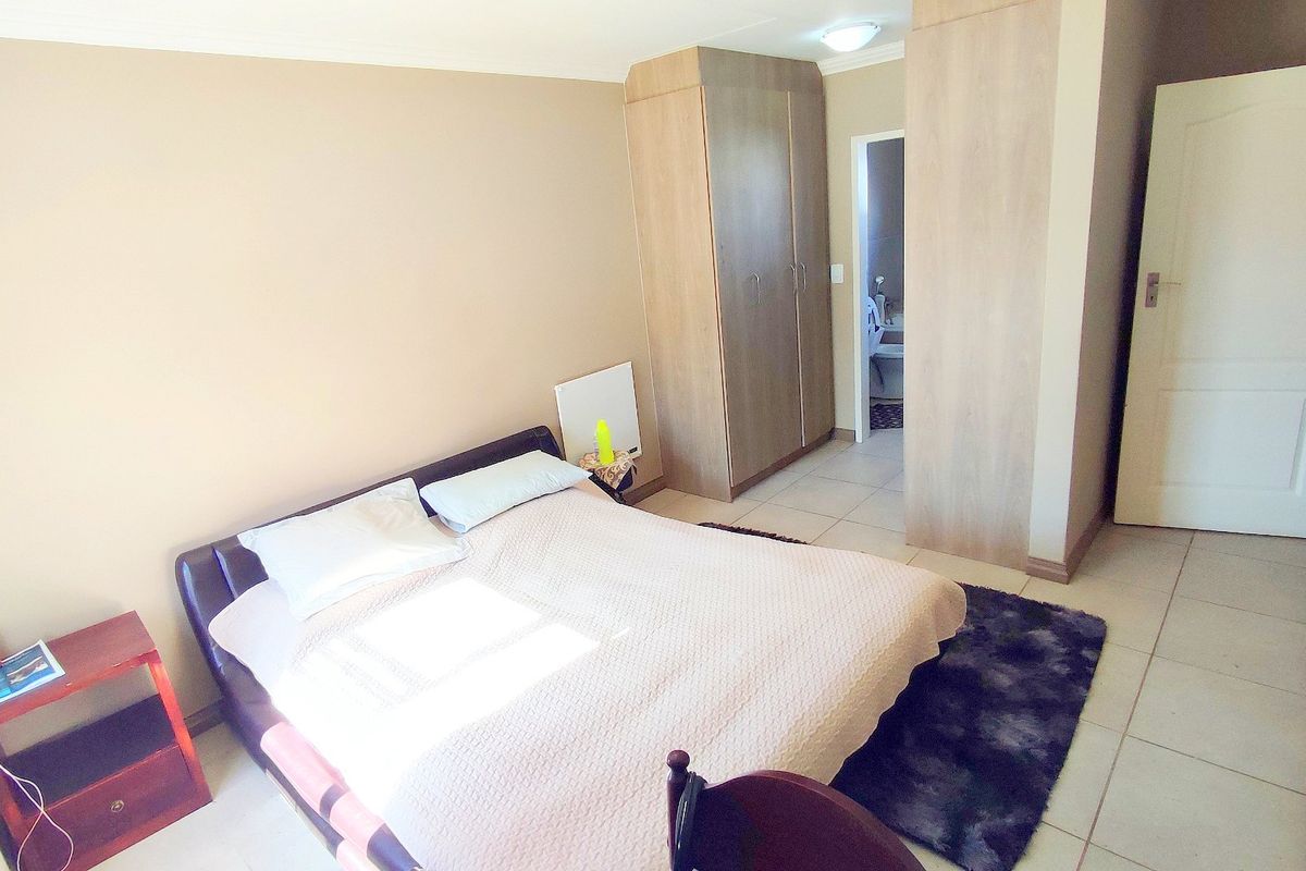 Beautiful 3 Bedroom Family Home in The Hudson @ Amberfield City - Photo 4