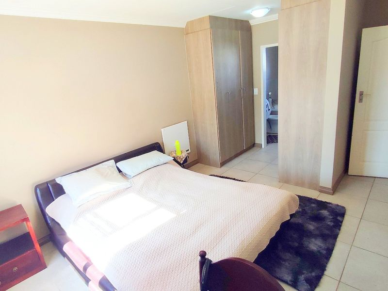 Beautiful 3 Bedroom Family Home in The Hudson @ Amberfield City - Photo 4
