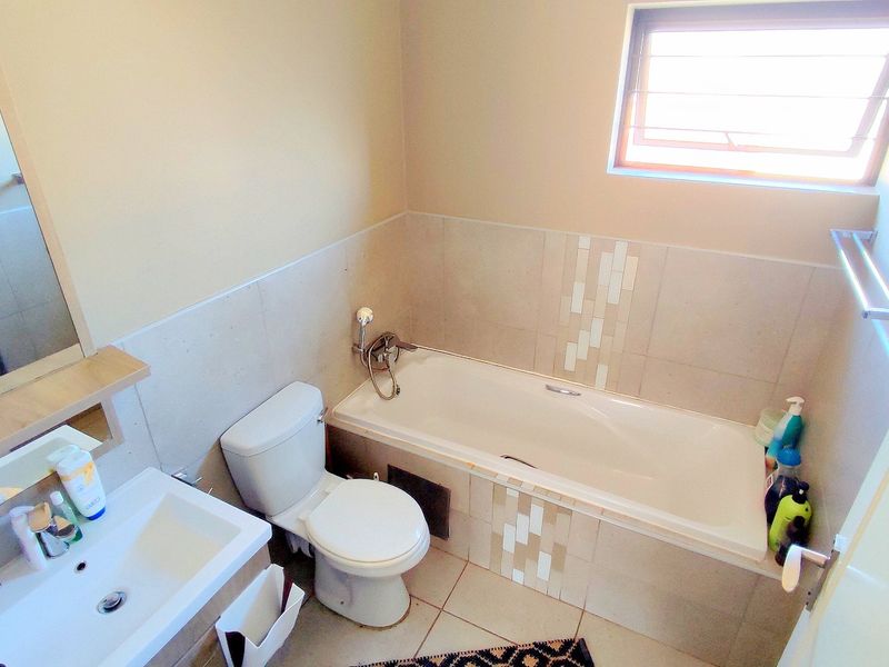 Beautiful 3 Bedroom Family Home in The Hudson @ Amberfield City - Photo 6