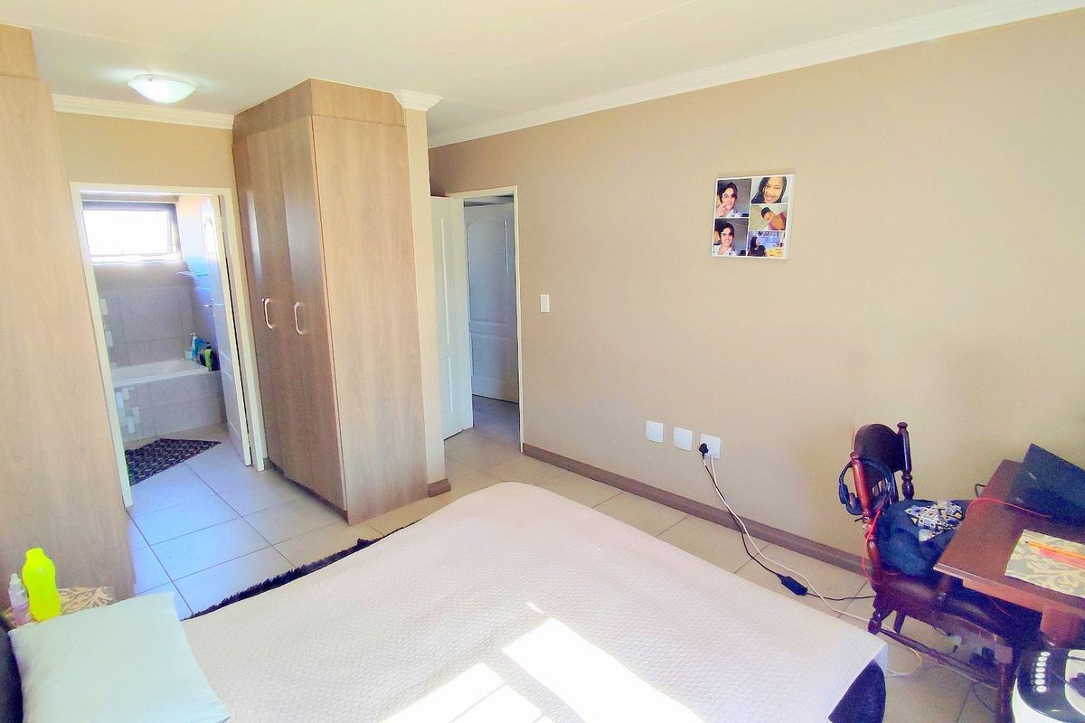 Beautiful 3 Bedroom Family Home in The Hudson @ Amberfield City - Photo 3