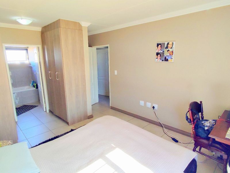 Beautiful 3 Bedroom Family Home in The Hudson @ Amberfield City - Photo 3