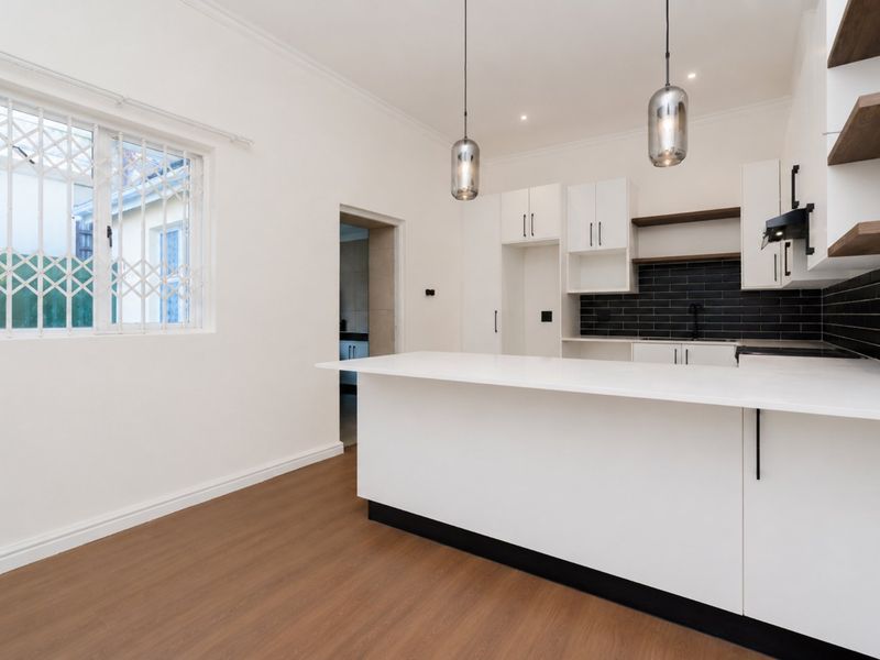 Refined 2-Bedroom Home with North-West facing garden for Rent - Photo 7