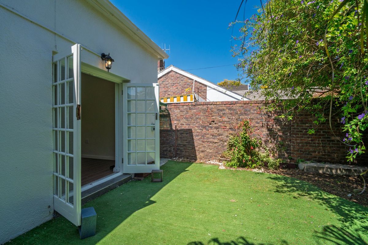 Refined 2-Bedroom Home with North-West facing garden for Rent - Photo 4