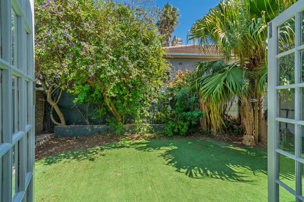 Refined 2-Bedroom Home with North-West facing garden for Rent - Photo 2