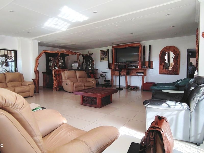 Expansive Smallholding with Endless Potential in Homelands. - Photo 2