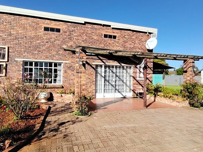 Spacious Family Home with Second House & Excellent Extras in Meyerton Central - Photo 1