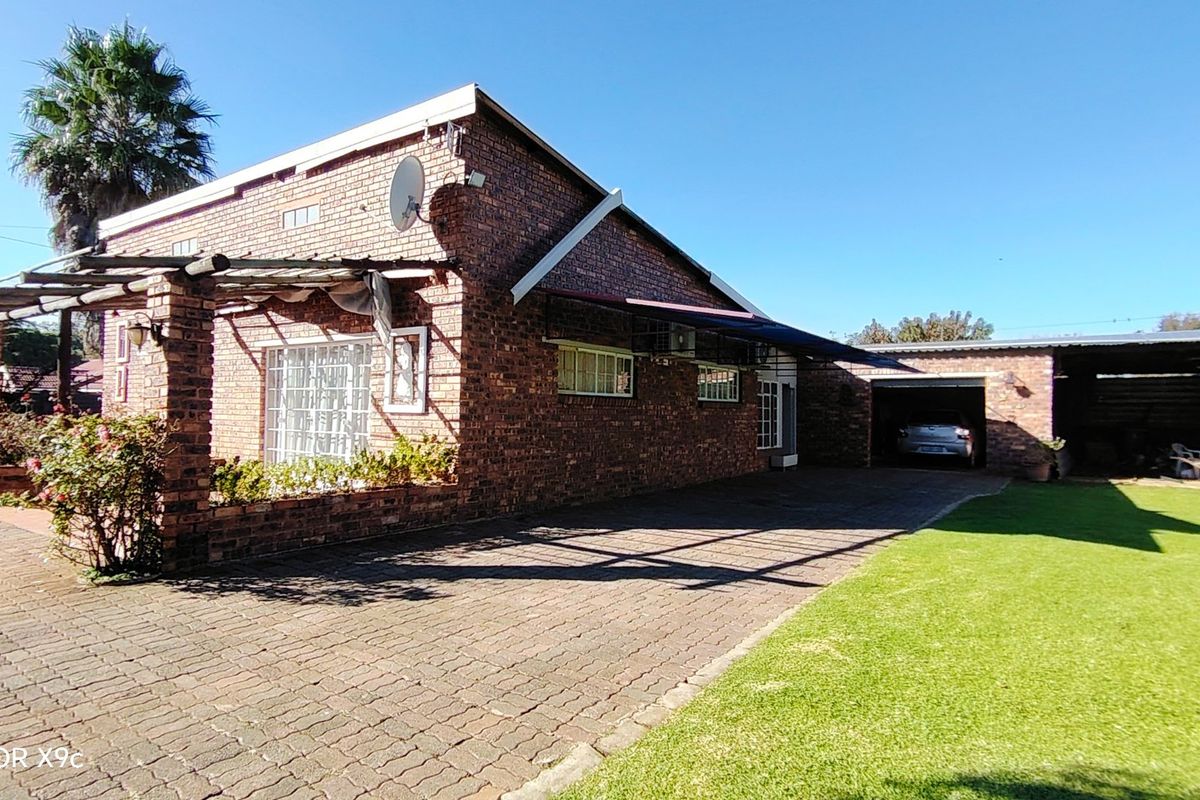 Spacious Family Home with Second House & Excellent Extras in Meyerton Central - Photo 5